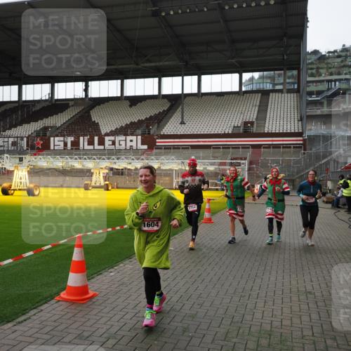 07.12.2025 - St. Pauli X-Mass-Run No. 15 Fabian Wolf http://msf.ph/oto/9396559 07.12.2025 10:39:57 Ziel 87, 108, 827, 1604, 1748, 1749, 2588, 2754 meine-sportfotos.de