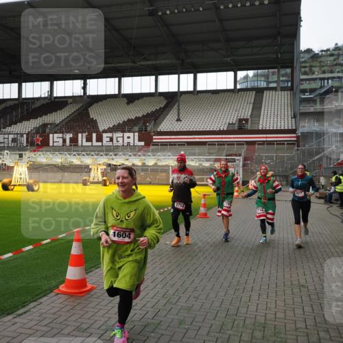 07.12.2025 - St. Pauli X-Mass-Run No. 15 Fabian Wolf http://msf.ph/oto/9396560 07.12.2025 10:39:57 Ziel 87, 108, 827, 1604, 1748, 1749, 2588, 2754 meine-sportfotos.de