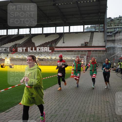07.12.2025 - St. Pauli X-Mass-Run No. 15 Fabian Wolf http://msf.ph/oto/9396561 07.12.2025 10:39:57 Ziel 87, 108, 827, 1604, 1748, 1749, 2588, 2754 meine-sportfotos.de
