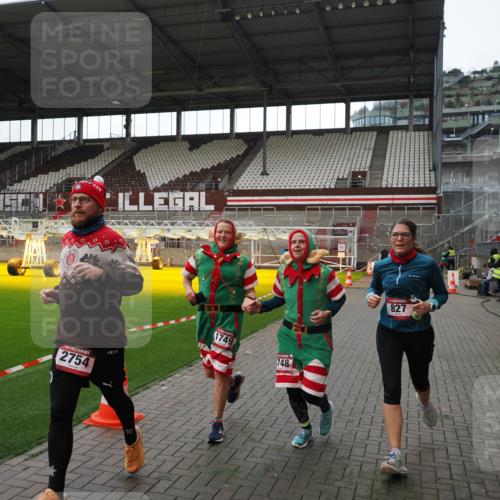 07.12.2025 - St. Pauli X-Mass-Run No. 15 Fabian Wolf http://msf.ph/oto/9396565 07.12.2025 10:39:58 Ziel 87, 108, 827, 1604, 1748, 1749, 2588, 2754 meine-sportfotos.de