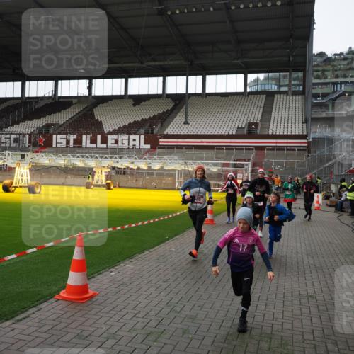 07.12.2025 - St. Pauli X-Mass-Run No. 15 Fabian Wolf http://msf.ph/oto/9396578 07.12.2025 10:40:10 Ziel 230, 538, 580, 827, 1748, 1749, 2754, 3796, 3797, 4874, 4878 meine-sportfotos.de