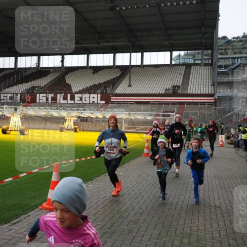 07.12.2025 - St. Pauli X-Mass-Run No. 15 Fabian Wolf http://msf.ph/oto/9396581 07.12.2025 10:40:11 Ziel 230, 538, 580, 827, 1748, 1749, 2754, 3796, 3797, 4874, 4878 meine-sportfotos.de