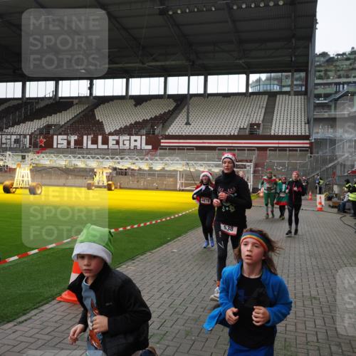 07.12.2025 - St. Pauli X-Mass-Run No. 15 Fabian Wolf http://msf.ph/oto/9396586 07.12.2025 10:40:12 Ziel 230, 538, 580, 3161, 3164, 3796, 3797, 4874, 4878 meine-sportfotos.de
