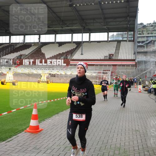07.12.2025 - St. Pauli X-Mass-Run No. 15 Fabian Wolf http://msf.ph/oto/9396589 07.12.2025 10:40:13 Ziel 230, 538, 580, 3161, 3164, 3796, 3797, 4874, 4878 meine-sportfotos.de
