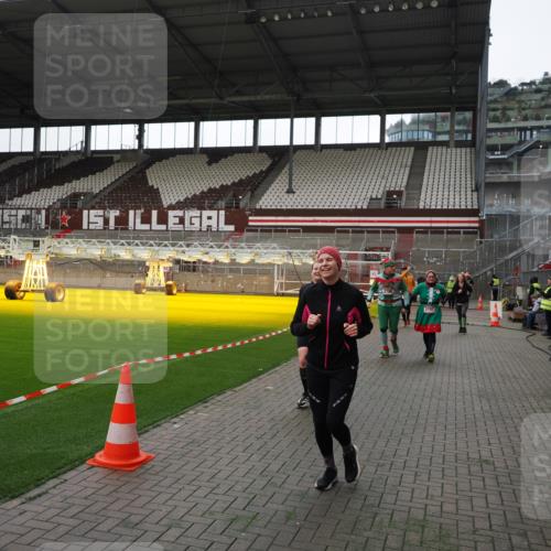07.12.2025 - St. Pauli X-Mass-Run No. 15 Fabian Wolf http://msf.ph/oto/9396597 07.12.2025 10:40:14 Ziel 230, 538, 580, 3161, 3164, 3796, 3797, 4874, 4878 meine-sportfotos.de