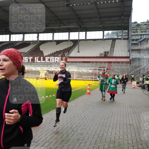 07.12.2025 - St. Pauli X-Mass-Run No. 15 Fabian Wolf http://msf.ph/oto/9396602 07.12.2025 10:40:15 Ziel 230, 538, 580, 3161, 3164, 3796, 3797, 4874, 4878 meine-sportfotos.de