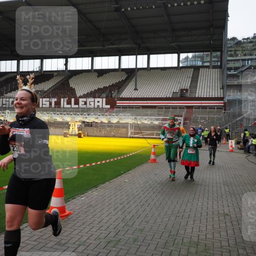 07.12.2025 - St. Pauli X-Mass-Run No. 15 Fabian Wolf http://msf.ph/oto/9396606 07.12.2025 10:40:16 Ziel 230, 538, 580, 731, 735, 3161, 3164, 3796, 3797, 4874, 4878 meine-sportfotos.de