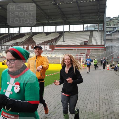 07.12.2025 - St. Pauli X-Mass-Run No. 15 Fabian Wolf http://msf.ph/oto/9396622 07.12.2025 10:40:20 Ziel 230, 538, 580, 731, 735, 2169, 3161, 3164, 3796, 3797, 4874, 4878 meine-sportfotos.de