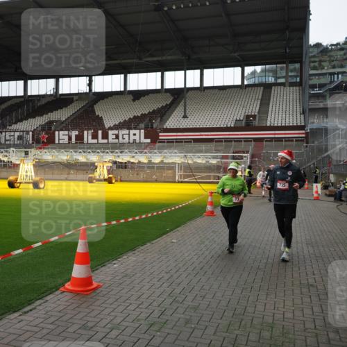 07.12.2025 - St. Pauli X-Mass-Run No. 15 Fabian Wolf http://msf.ph/oto/9396642 07.12.2025 10:40:26 Ziel 230, 731, 735, 2169, 2594, 2916, 3161, 3164, 3408, 4874, 4878 meine-sportfotos.de