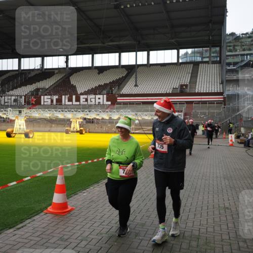 07.12.2025 - St. Pauli X-Mass-Run No. 15 Fabian Wolf http://msf.ph/oto/9396650 07.12.2025 10:40:28 Ziel 731, 735, 2169, 2594, 2916, 3161, 3164, 3244, 3408 meine-sportfotos.de