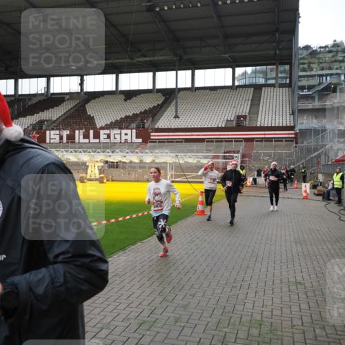 07.12.2025 - St. Pauli X-Mass-Run No. 15 Fabian Wolf http://msf.ph/oto/9396656 07.12.2025 10:40:29 Ziel 731, 735, 2169, 2594, 2916, 3161, 3164, 3244, 3408 meine-sportfotos.de