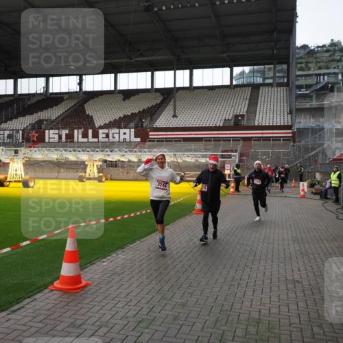 07.12.2025 - St. Pauli X-Mass-Run No. 15 Fabian Wolf http://msf.ph/oto/9396661 07.12.2025 10:40:30 Ziel 731, 735, 2169, 2594, 2916, 3161, 3164, 3244, 3407, 3408, 4041 meine-sportfotos.de