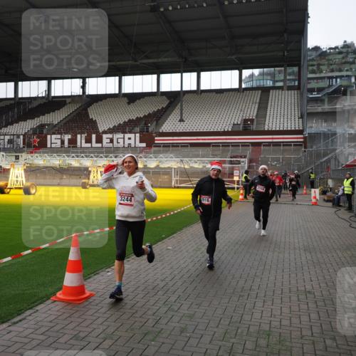 07.12.2025 - St. Pauli X-Mass-Run No. 15 Fabian Wolf http://msf.ph/oto/9396663 07.12.2025 10:40:31 Ziel 731, 735, 1457, 2169, 2594, 2916, 3161, 3164, 3244, 3407, 3408, 4041, 4304 meine-sportfotos.de