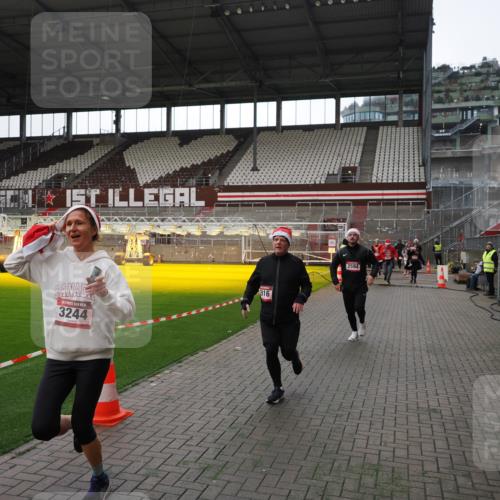 07.12.2025 - St. Pauli X-Mass-Run No. 15 Fabian Wolf http://msf.ph/oto/9396665 07.12.2025 10:40:31 Ziel 731, 735, 1457, 2169, 2594, 2916, 3161, 3164, 3244, 3407, 3408, 4041, 4304 meine-sportfotos.de