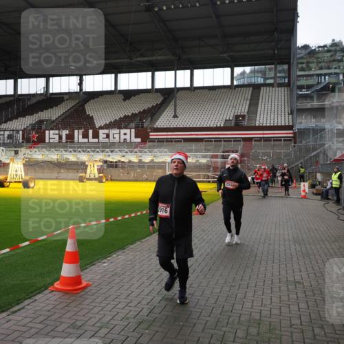 07.12.2025 - St. Pauli X-Mass-Run No. 15 Fabian Wolf http://msf.ph/oto/9396667 07.12.2025 10:40:31 Ziel 731, 735, 1457, 2169, 2594, 2916, 3161, 3164, 3244, 3407, 3408, 4041, 4304 meine-sportfotos.de