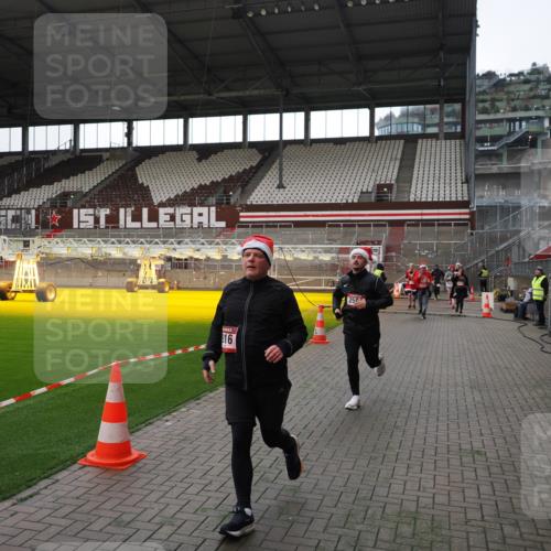 07.12.2025 - St. Pauli X-Mass-Run No. 15 Fabian Wolf http://msf.ph/oto/9396668 07.12.2025 10:40:32 Ziel 731, 735, 1457, 2169, 2594, 2916, 3161, 3164, 3244, 3407, 3408, 4041, 4304 meine-sportfotos.de