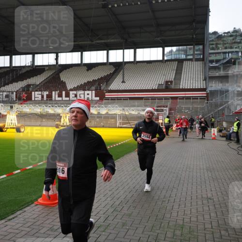 07.12.2025 - St. Pauli X-Mass-Run No. 15 Fabian Wolf http://msf.ph/oto/9396670 07.12.2025 10:40:32 Ziel 731, 735, 1457, 2169, 2594, 2916, 3161, 3164, 3244, 3407, 3408, 4041, 4304 meine-sportfotos.de