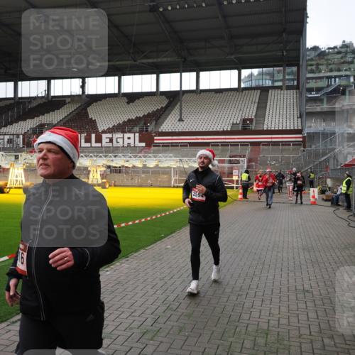 07.12.2025 - St. Pauli X-Mass-Run No. 15 Fabian Wolf http://msf.ph/oto/9396671 07.12.2025 10:40:32 Ziel 731, 735, 1457, 2169, 2594, 2916, 3161, 3164, 3244, 3407, 3408, 4041, 4304 meine-sportfotos.de