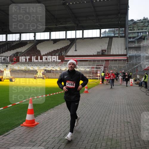 07.12.2025 - St. Pauli X-Mass-Run No. 15 Fabian Wolf http://msf.ph/oto/9396673 07.12.2025 10:40:33 Ziel 284, 406, 731, 735, 1457, 2169, 2594, 2916, 3244, 3407, 3408, 4041, 4304 meine-sportfotos.de