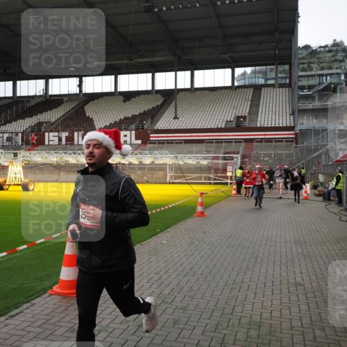 07.12.2025 - St. Pauli X-Mass-Run No. 15 Fabian Wolf http://msf.ph/oto/9396674 07.12.2025 10:40:33 Ziel 284, 406, 731, 735, 1457, 2169, 2594, 2916, 3244, 3407, 3408, 4041, 4304 meine-sportfotos.de