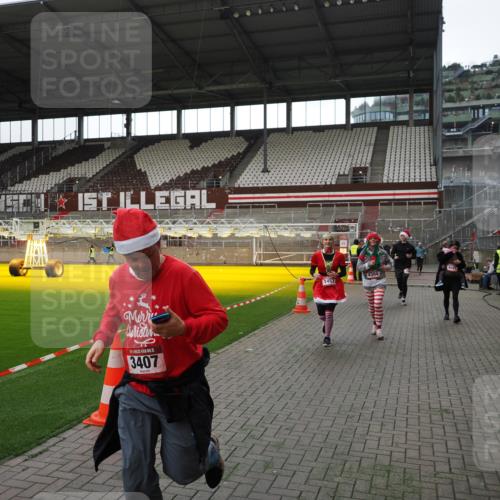 07.12.2025 - St. Pauli X-Mass-Run No. 15 Fabian Wolf http://msf.ph/oto/9396682 07.12.2025 10:40:37 Ziel 284, 406, 1457, 2169, 2594, 2916, 3244, 3407, 3408, 4041, 4304 meine-sportfotos.de