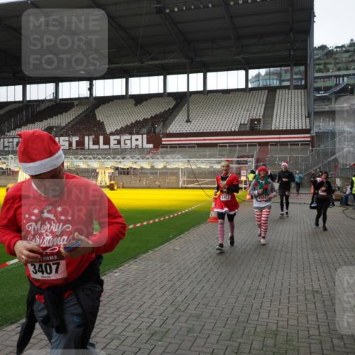 07.12.2025 - St. Pauli X-Mass-Run No. 15 Fabian Wolf http://msf.ph/oto/9396683 07.12.2025 10:40:38 Ziel 284, 406, 1457, 2555, 2559, 2594, 2916, 3244, 3407, 3408, 4041, 4304 meine-sportfotos.de