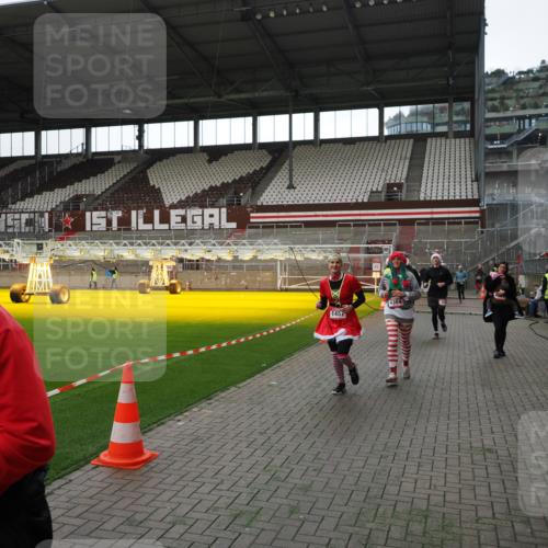 07.12.2025 - St. Pauli X-Mass-Run No. 15 Fabian Wolf http://msf.ph/oto/9396684 07.12.2025 10:40:38 Ziel 284, 406, 1457, 2555, 2559, 2594, 2916, 3244, 3407, 3408, 4041, 4304 meine-sportfotos.de