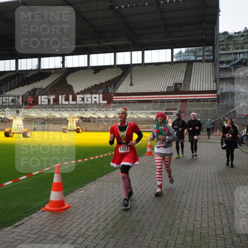 07.12.2025 - St. Pauli X-Mass-Run No. 15 Fabian Wolf http://msf.ph/oto/9396687 07.12.2025 10:40:39 Ziel 284, 406, 1457, 2555, 2559, 2594, 2916, 3244, 3407, 3408, 4041, 4304 meine-sportfotos.de