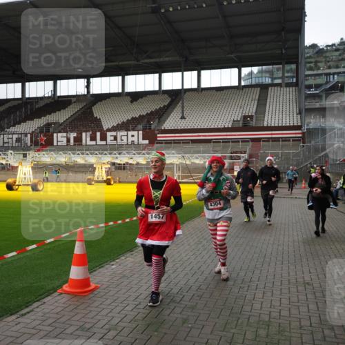 07.12.2025 - St. Pauli X-Mass-Run No. 15 Fabian Wolf http://msf.ph/oto/9396688 07.12.2025 10:40:39 Ziel 284, 406, 1457, 2555, 2559, 2594, 2916, 3244, 3407, 3408, 4041, 4304 meine-sportfotos.de