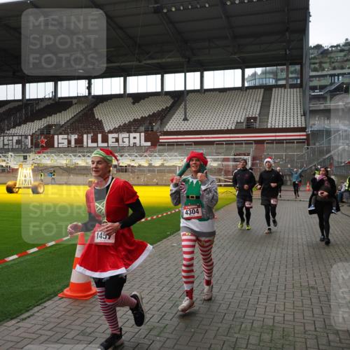 07.12.2025 - St. Pauli X-Mass-Run No. 15 Fabian Wolf http://msf.ph/oto/9396690 07.12.2025 10:40:39 Ziel 284, 406, 1457, 2555, 2559, 2594, 2916, 3244, 3407, 3408, 4041, 4304 meine-sportfotos.de