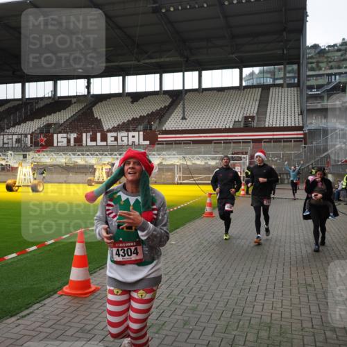 07.12.2025 - St. Pauli X-Mass-Run No. 15 Fabian Wolf http://msf.ph/oto/9396693 07.12.2025 10:40:40 Ziel 284, 406, 1457, 2555, 2559, 2594, 2916, 3244, 3407, 3408, 4041, 4304 meine-sportfotos.de
