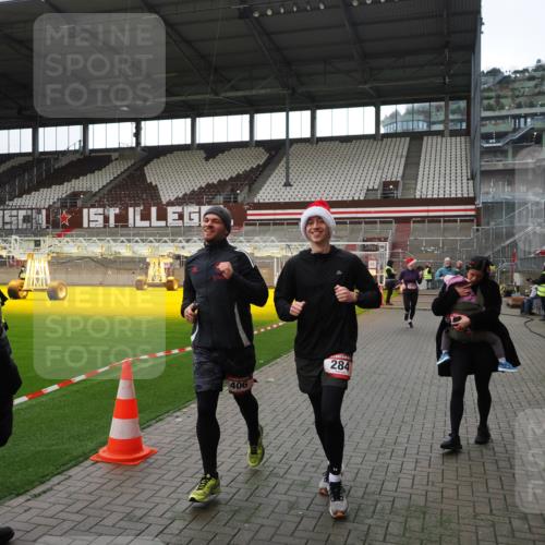 07.12.2025 - St. Pauli X-Mass-Run No. 15 Fabian Wolf http://msf.ph/oto/9396699 07.12.2025 10:40:41 Ziel 284, 406, 1457, 2555, 2559, 2594, 2916, 3244, 3407, 3408, 4041, 4304 meine-sportfotos.de