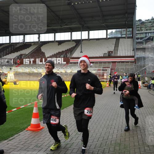 07.12.2025 - St. Pauli X-Mass-Run No. 15 Fabian Wolf http://msf.ph/oto/9396700 07.12.2025 10:40:42 Ziel 284, 406, 1457, 2555, 2559, 2594, 2916, 3244, 3407, 3408, 4041, 4304, 4856 meine-sportfotos.de