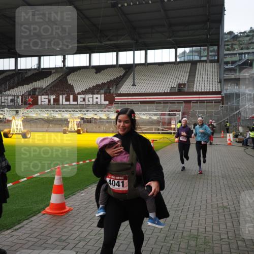 07.12.2025 - St. Pauli X-Mass-Run No. 15 Fabian Wolf http://msf.ph/oto/9396708 07.12.2025 10:40:43 Ziel 284, 406, 1457, 2555, 2559, 2594, 2916, 3244, 3407, 3408, 4041, 4304, 4856 meine-sportfotos.de
