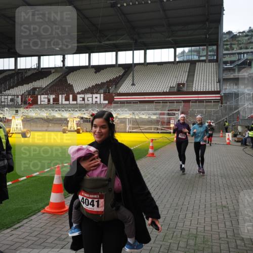 07.12.2025 - St. Pauli X-Mass-Run No. 15 Fabian Wolf http://msf.ph/oto/9396709 07.12.2025 10:40:43 Ziel 284, 406, 1457, 2555, 2559, 2594, 2916, 3244, 3407, 3408, 4041, 4304, 4856 meine-sportfotos.de