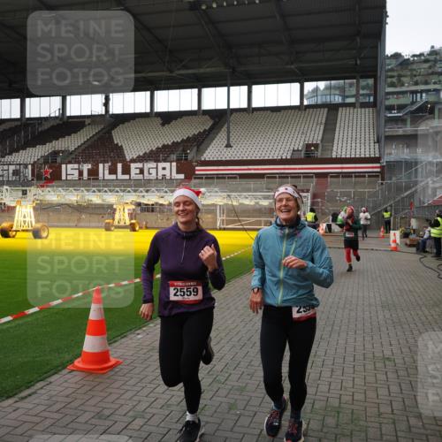 07.12.2025 - St. Pauli X-Mass-Run No. 15 Fabian Wolf http://msf.ph/oto/9396716 07.12.2025 10:40:45 Ziel 284, 406, 1457, 2555, 2559, 2594, 3244, 3407, 3408, 4041, 4304, 4856 meine-sportfotos.de