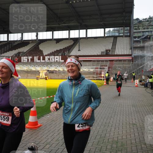 07.12.2025 - St. Pauli X-Mass-Run No. 15 Fabian Wolf http://msf.ph/oto/9396718 07.12.2025 10:40:45 Ziel 284, 406, 1457, 2555, 2559, 2594, 3244, 3407, 3408, 4041, 4304, 4856 meine-sportfotos.de