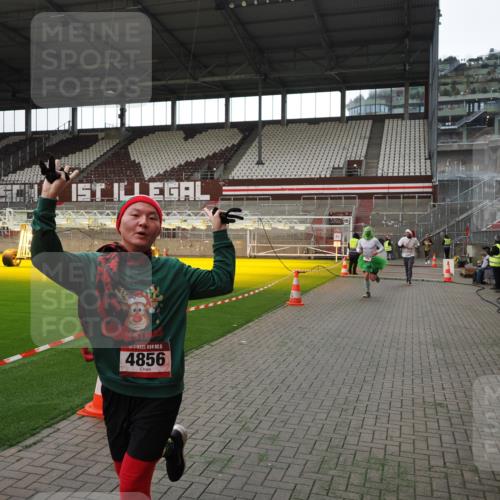 07.12.2025 - St. Pauli X-Mass-Run No. 15 Fabian Wolf http://msf.ph/oto/9396725 07.12.2025 10:40:48 Ziel 284, 288, 406, 1457, 2555, 2559, 3407, 4041, 4304, 4856, 4871 meine-sportfotos.de
