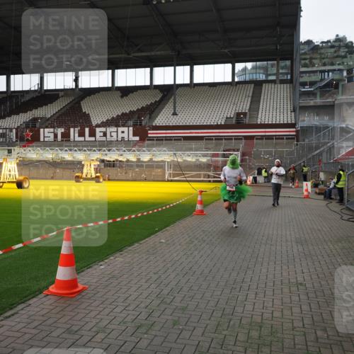 07.12.2025 - St. Pauli X-Mass-Run No. 15 Fabian Wolf http://msf.ph/oto/9396727 07.12.2025 10:40:49 Ziel 284, 288, 406, 1457, 2555, 2559, 3407, 4041, 4304, 4856, 4871 meine-sportfotos.de