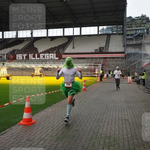 07.12.2025 - St. Pauli X-Mass-Run No. 15 Fabian Wolf http://msf.ph/oto/9396732 07.12.2025 10:40:51 Ziel 284, 288, 406, 1457, 2555, 2559, 3264, 3265, 4304, 4856, 4871 meine-sportfotos.de