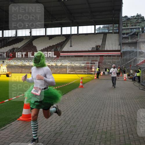07.12.2025 - St. Pauli X-Mass-Run No. 15 Fabian Wolf http://msf.ph/oto/9396734 07.12.2025 10:40:51 Ziel 284, 288, 406, 1457, 2555, 2559, 3264, 3265, 4304, 4856, 4871 meine-sportfotos.de