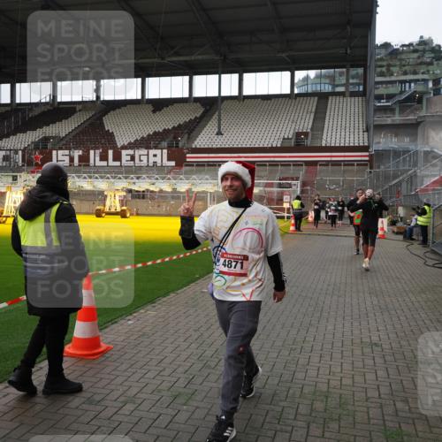 07.12.2025 - St. Pauli X-Mass-Run No. 15 Fabian Wolf http://msf.ph/oto/9396739 07.12.2025 10:40:57 Ziel 288, 545, 952, 2555, 2559, 3264, 3265, 4773, 4856, 4871 meine-sportfotos.de