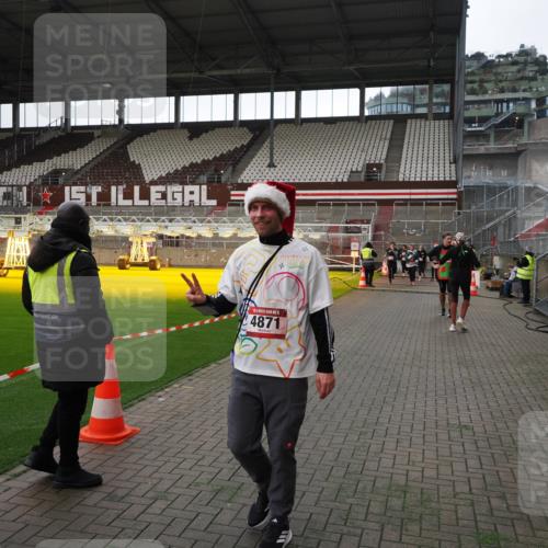 07.12.2025 - St. Pauli X-Mass-Run No. 15 Fabian Wolf http://msf.ph/oto/9396740 07.12.2025 10:40:57 Ziel 288, 545, 952, 2555, 2559, 3264, 3265, 4773, 4856, 4871 meine-sportfotos.de