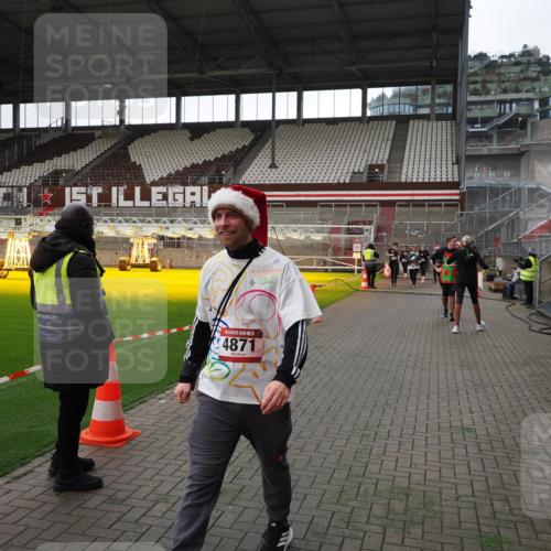 07.12.2025 - St. Pauli X-Mass-Run No. 15 Fabian Wolf http://msf.ph/oto/9396741 07.12.2025 10:40:58 Ziel 288, 545, 952, 2555, 2559, 3264, 3265, 3951, 4773, 4856, 4871 meine-sportfotos.de
