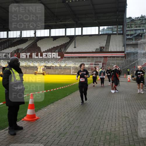 07.12.2025 - St. Pauli X-Mass-Run No. 15 Fabian Wolf http://msf.ph/oto/9396742 07.12.2025 10:41:03 Ziel 288, 449, 545, 952, 3264, 3265, 3951, 4773, 4871 meine-sportfotos.de