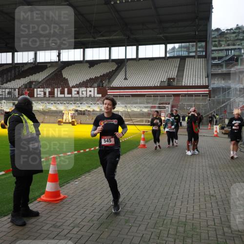 07.12.2025 - St. Pauli X-Mass-Run No. 15 Fabian Wolf http://msf.ph/oto/9396746 07.12.2025 10:41:04 Ziel 288, 449, 545, 952, 1153, 3264, 3265, 3951, 4617, 4773, 4871 meine-sportfotos.de