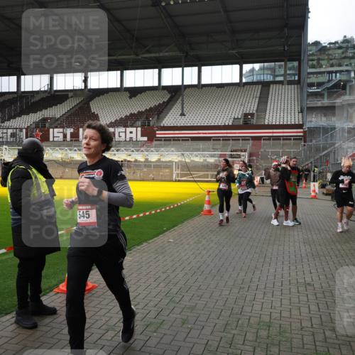 07.12.2025 - St. Pauli X-Mass-Run No. 15 Fabian Wolf http://msf.ph/oto/9396748 07.12.2025 10:41:04 Ziel 288, 449, 545, 952, 1153, 3264, 3265, 3951, 4617, 4773, 4871 meine-sportfotos.de