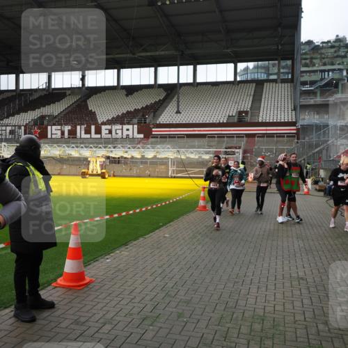 07.12.2025 - St. Pauli X-Mass-Run No. 15 Fabian Wolf http://msf.ph/oto/9396750 07.12.2025 10:41:05 Ziel 288, 449, 545, 952, 1153, 3264, 3265, 3951, 4617, 4773, 4871 meine-sportfotos.de