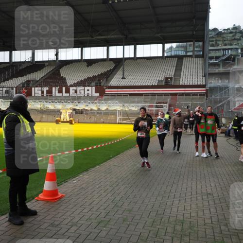 07.12.2025 - St. Pauli X-Mass-Run No. 15 Fabian Wolf http://msf.ph/oto/9396753 07.12.2025 10:41:05 Ziel 288, 449, 545, 952, 1153, 3264, 3265, 3951, 4617, 4773, 4871 meine-sportfotos.de