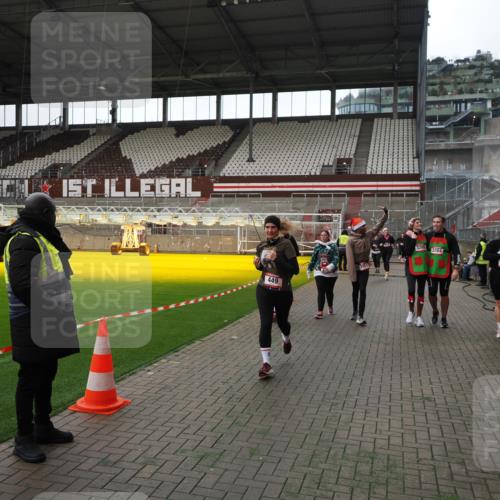 07.12.2025 - St. Pauli X-Mass-Run No. 15 Fabian Wolf http://msf.ph/oto/9396755 07.12.2025 10:41:06 Ziel 288, 449, 545, 952, 1153, 3264, 3265, 3951, 4617, 4773, 4871 meine-sportfotos.de